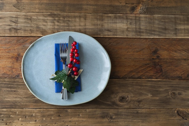 Photo rustic plate with christmas decoration on wooden background copy space