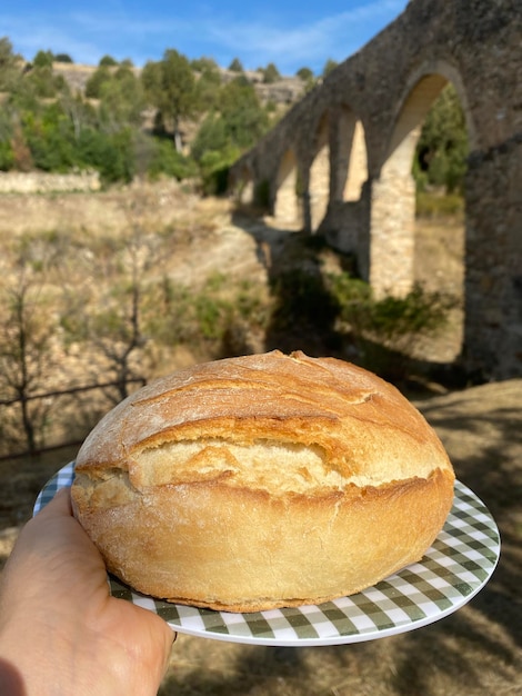 Acquisto di pane tondo rustico a pedraza, città medievale di segovia in spagna