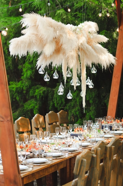 素朴なスタイルの結婚式や誕生日のテーブルの設定。