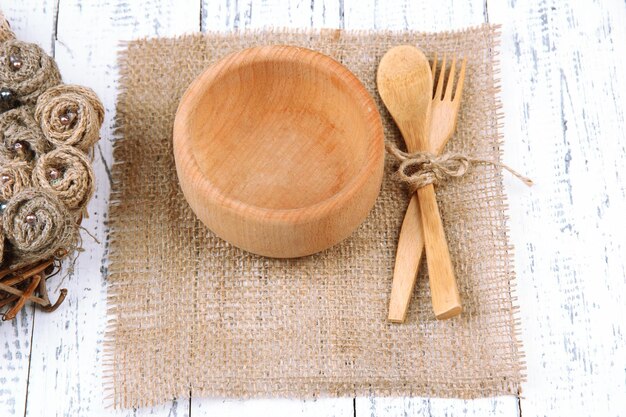 写真 木のテーブルに皿フォークとスプーンを置いた素朴なテーブルセッティング