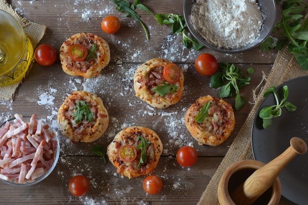 Tavolo rustico con mini pizze di speck