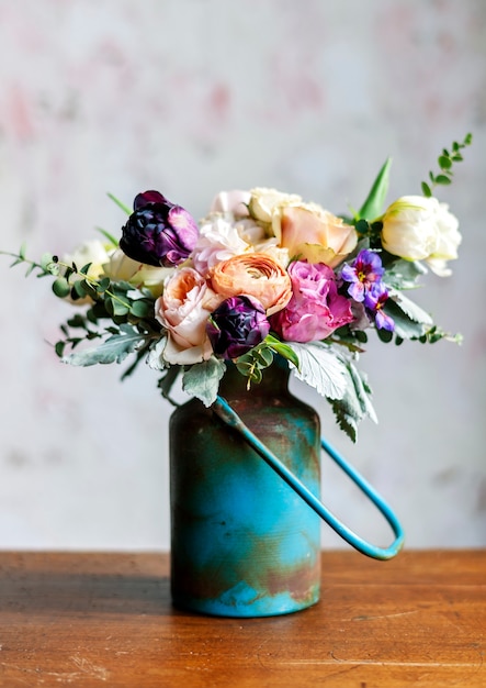 美しい花束と素朴な花瓶