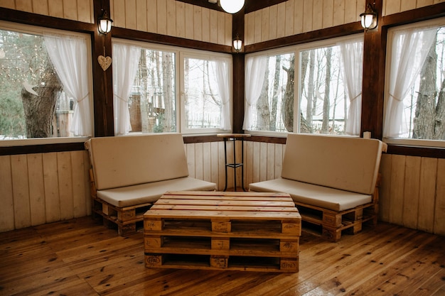 Деревенский свадебный уютный винтажный ресторан с деревянными столами