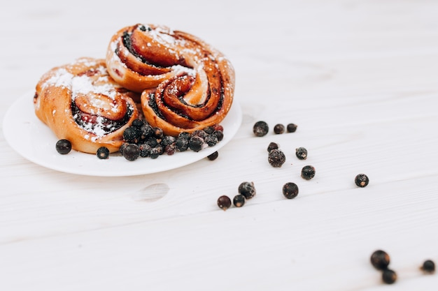 Rustico con torta di bacca corrente nera su bianco