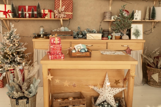 Рождественский декор деревенской деревянной кухни в красных классических тонах