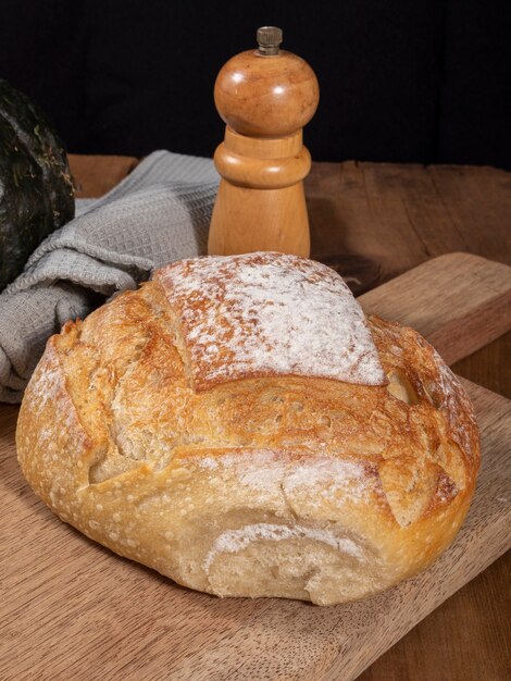 Rustiek brood op houten achtergrond.