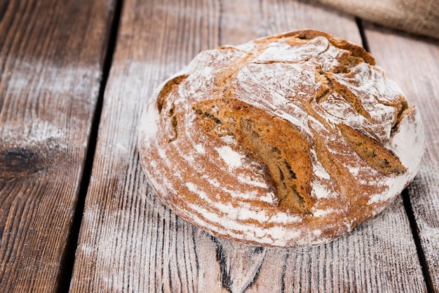 Rustiek brood op houten achtergrond