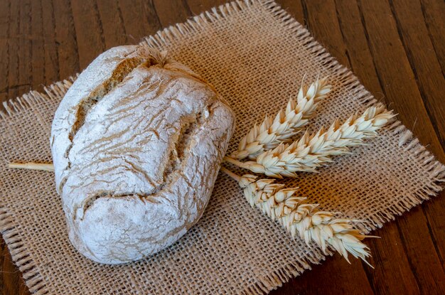 Rustiek brood op houten tafel