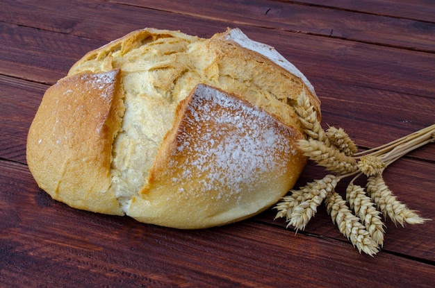 Rustiek brood op houten tafel