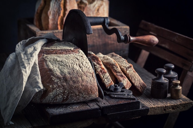 Rustiek brood op oude houten tafel