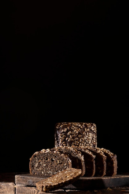 Rustiek graanbrood met zonnebloempitten op een houten bord.