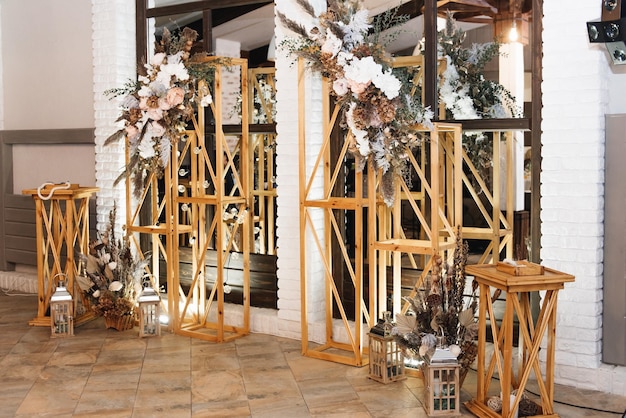 Rustiek huwelijksdecor met droogbloemen en houten structuren