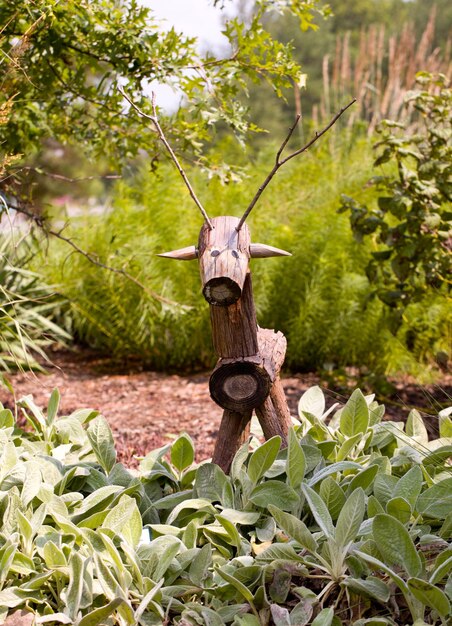 Rustiek paard of hert in de tuin