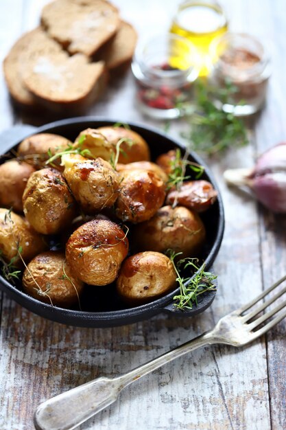 Foto rustieke aardappel in een pan.