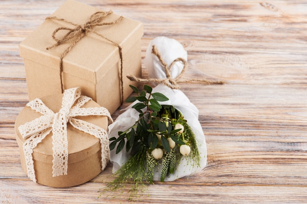 Rustieke ambachtelijke geschenkdozen met wilde bloemen