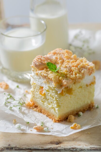 Rustieke cheesecake met verse perzik en crumble