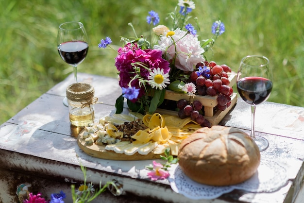 Rustieke decoratieve fotozone met koffers, wijn. kaas