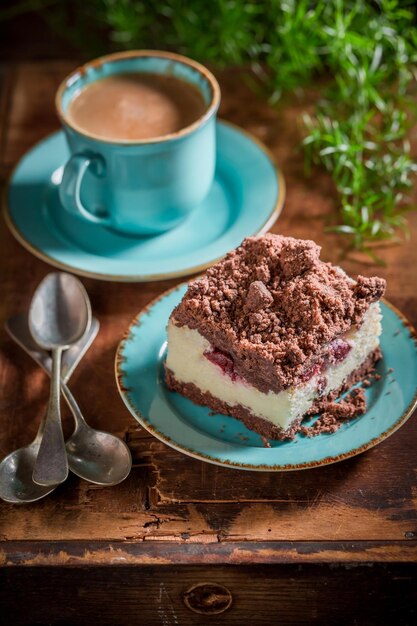 Rustieke en huisgemaakte cheesecake geserveerd in blauw porselein