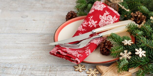 Rustieke feestelijke tafel met mes en vork