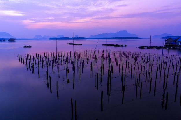 Rustieke garnalenboerderij bij zonsondergang in Thailand