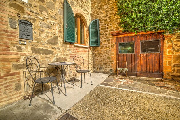 Rustieke hoek op een zonnige dag in Toscane