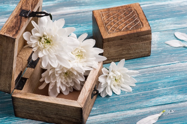 Rustieke houten kist en boeket bloemen