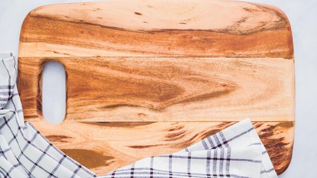 Rustieke houten snijplank op marmeren aanrecht.