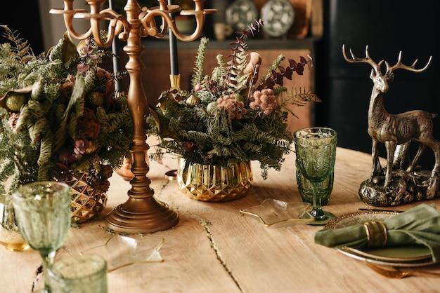 Rustieke keuken met houten tafel en groene vintage glazen met kaarsen