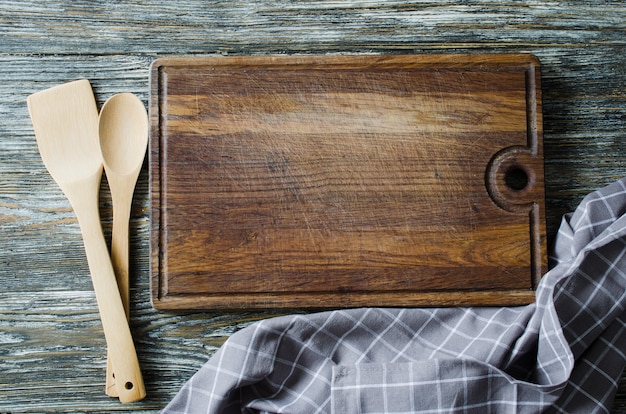 Rustieke keukengerei op vintage houten tafel.