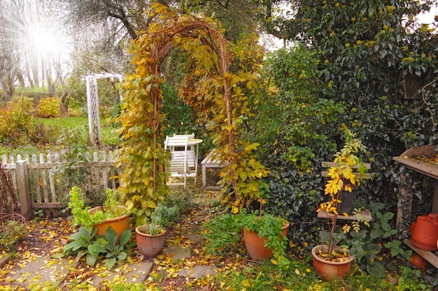 Rustieke landtuin Een rustieke tuin in de herfstzon