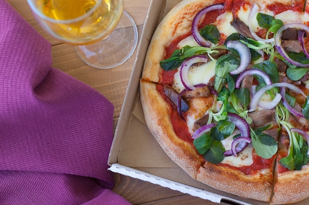 Rustieke pizza met salami, mozzarella, olijven en basilicum bovenaanzicht met kopie ruimte.