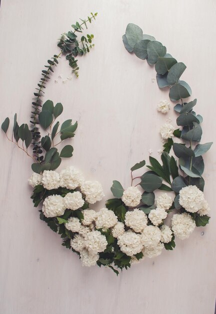 Foto rustieke stijl bloemencompositie met witte lentebloemen