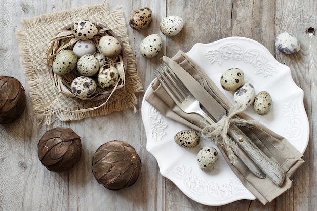 Rustieke tabel met Pasen eieren op een houten tafel