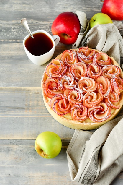 Rustieke zelfgemaakte cake met appel en kaneel, appeltaart