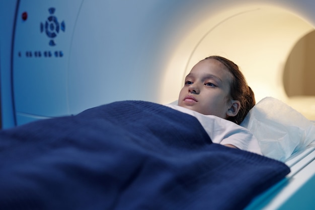 Rustig meisje gaat MRI-scan ondergaan