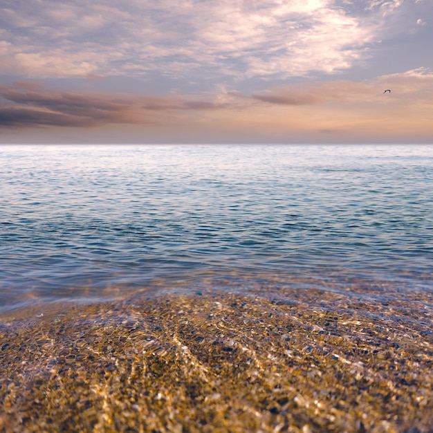 Foto rustig natuurlijk marien landschap helder water en prachtige zonsondergang