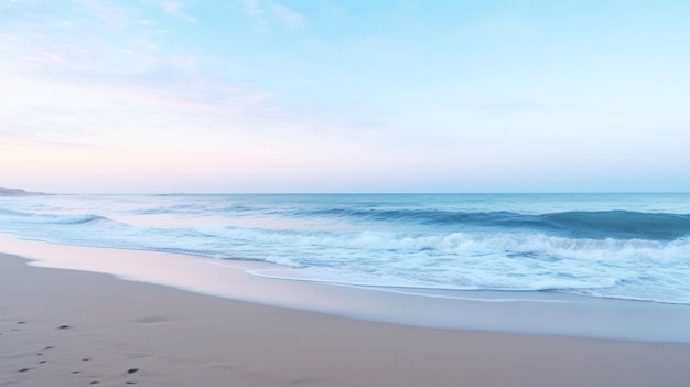 Rustig strand bij zonsopgang.