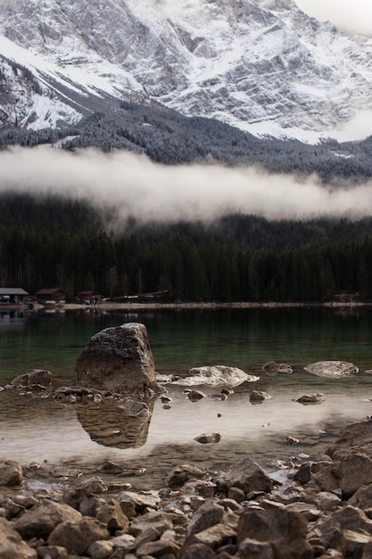 Rustig winters tafereel in de Alpen met besneeuwde toppen en kristalhelder meer