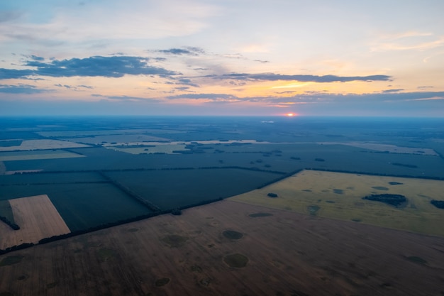 Rustige avond over landbouwvelden op het platteland