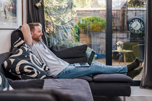 Foto rustige blanke man die naar een serie kijkt die thuis ontspant