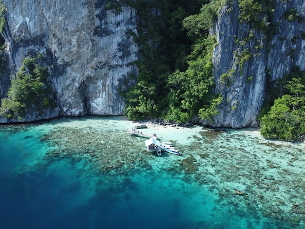 Foto rustige boslandschap met snelle rivier en vreedzame zee in sawai saleman maluku indonesië