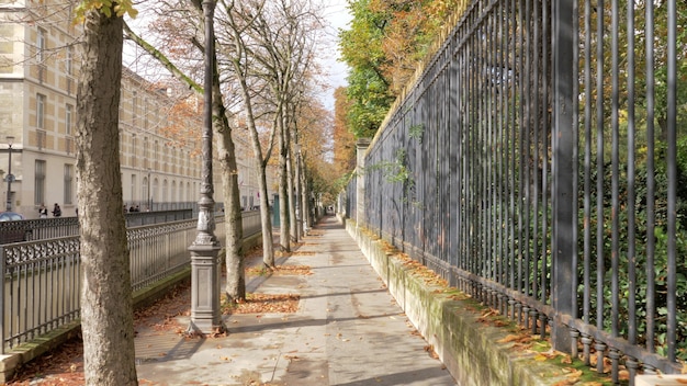 Rustige Parijse straat op zonnige herfstdag Frankrijk