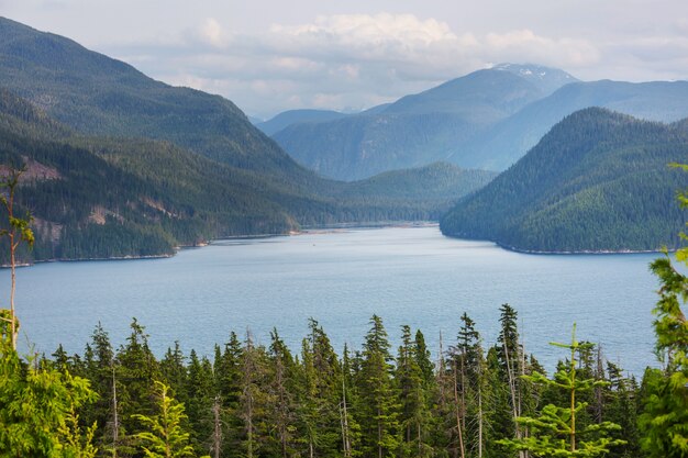 Rustige scène door het bergmeer in Canada met weerspiegeling van de rotsen in het kalme water.