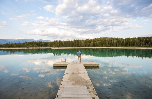 Rustige scène door het bergmeer in Canada met weerspiegeling van de rotsen in het kalme water.