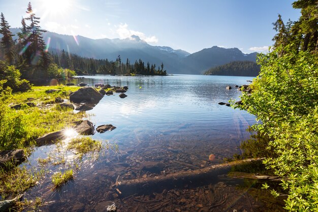 Rustige scène door het bergmeer met weerspiegeling van de rotsen in het kalme water.