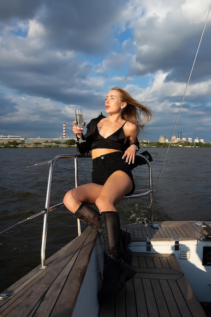 Rustige stijlvolle dame die de zee bewondert tijdens cruise op boot