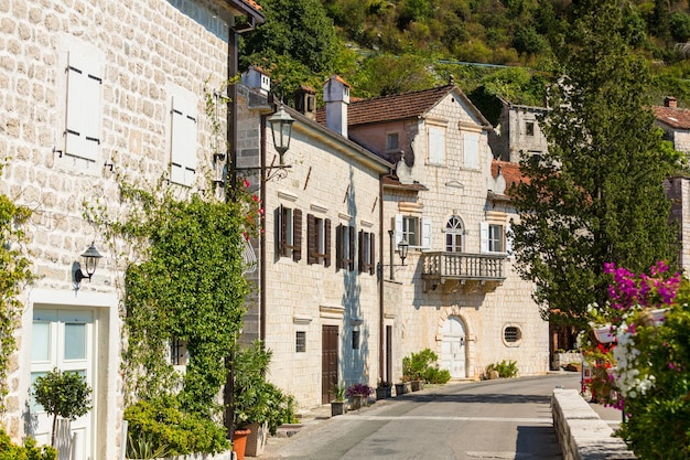 Rustige straat een deel van een promenade van de populaire badplaats Perast Montenegro