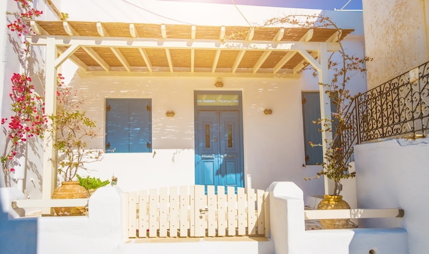 Rustige traditionele Griekse straat met witte huizen