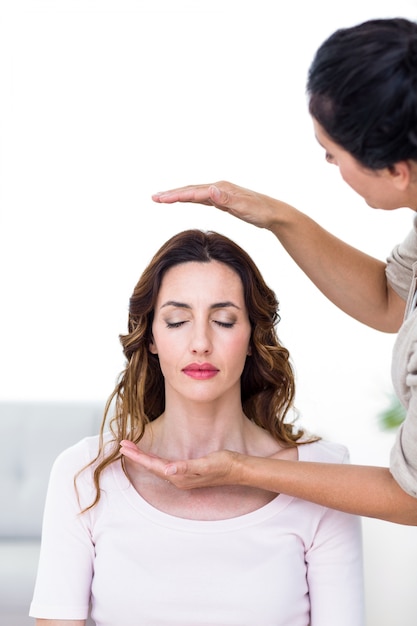 Foto rustige vrouw die reikibehandeling ontvangt