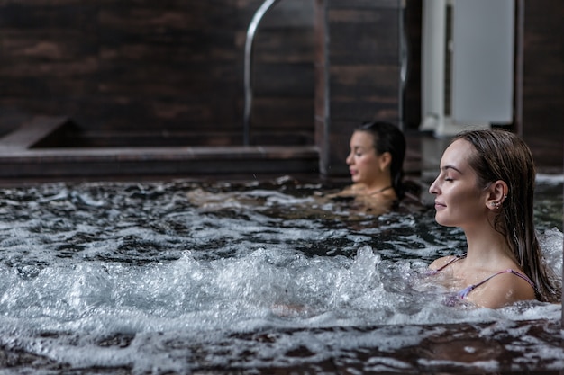 Rustige vrouw in bubbelbad in kuuroord